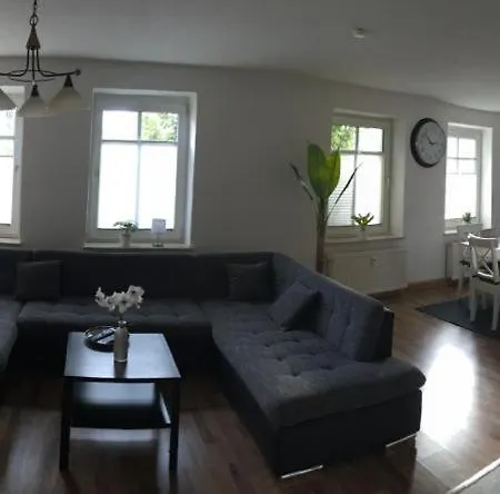 Schoene Grosse Wohnung, Terrasse, Kamin, Parkplatz, 2 Schlafzimmer 아파트