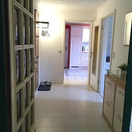 아파트 Schoene Grosse Wohnung, Terrasse, Kamin, Parkplatz, 2 Schlafzimmer *