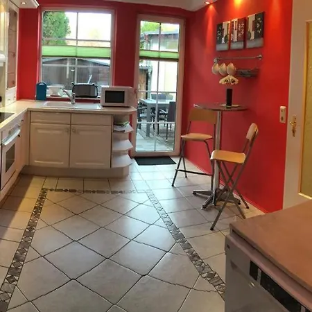 Daire Schoene Grosse Wohnung, Terrasse, Kamin, Parkplatz, 2 Schlafzimmer *